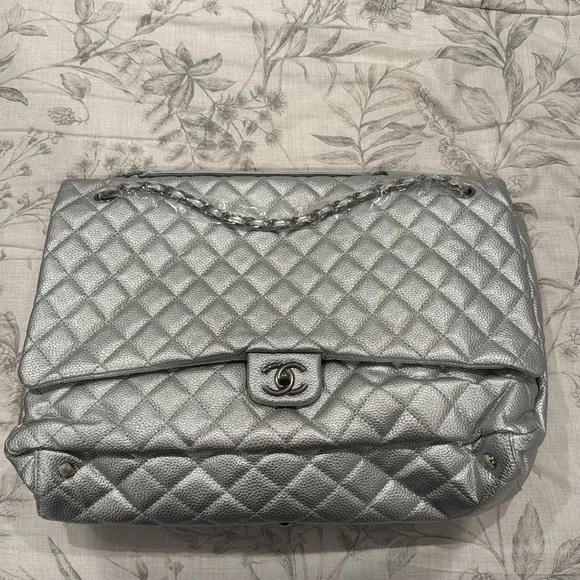 Chanel style silver travel bag - Picture 12 of 12